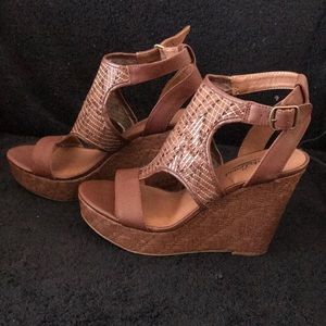 Lucky open toe wedge